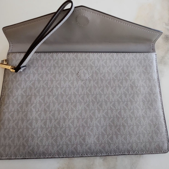 MK Envelope Large Clutch/Wrislet NWOT Gorgeous elegant thin wrislet - Picture 6 of 7